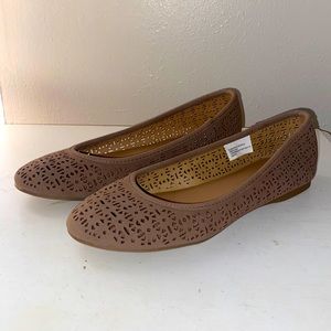 Universal Thread Everly Taupe Flats, size 7
